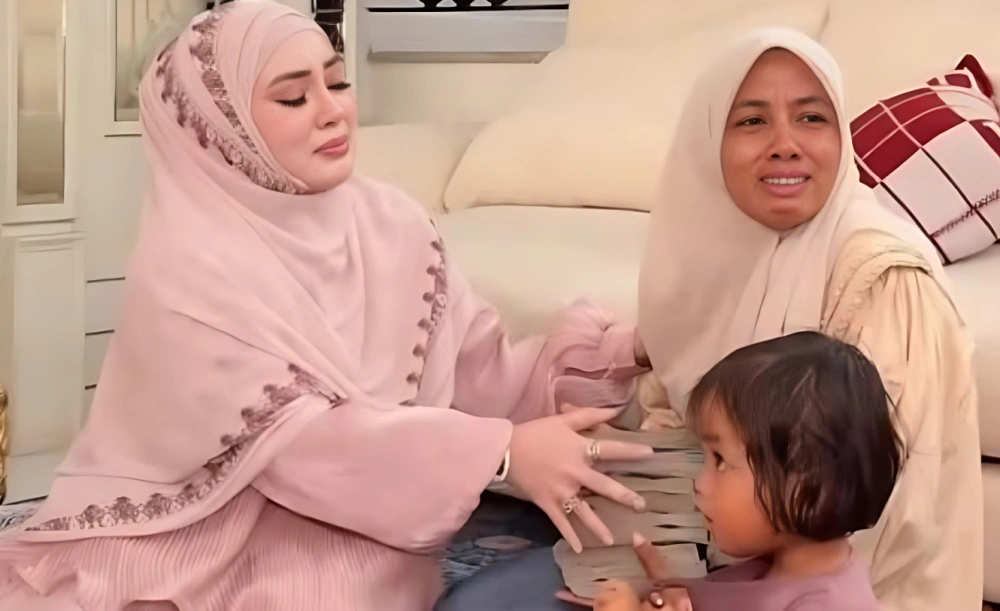 Shella Saukia Beri Uang Segepok Kepada Melda Safitri. [Tangkapan Layar Instagram Shellasaukiaofficial]